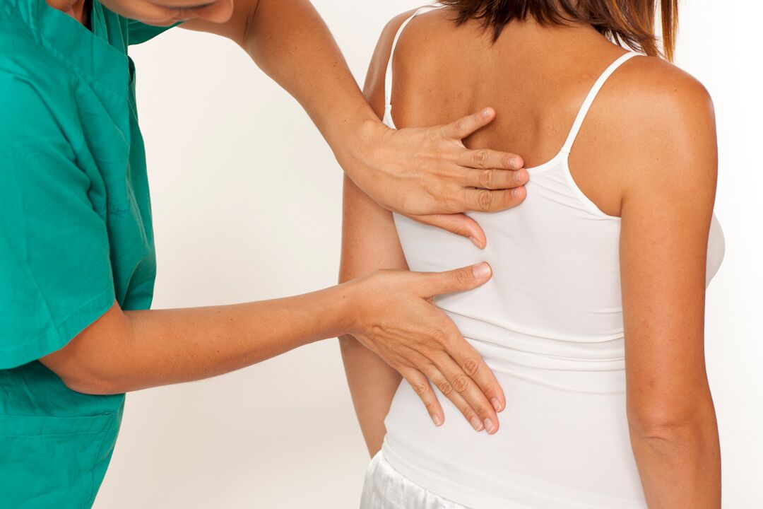 el médico examina la espalda con osteocondrosis torácica