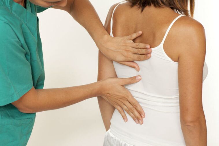 el médico examina la espalda con dolor debajo del omóplato izquierdo