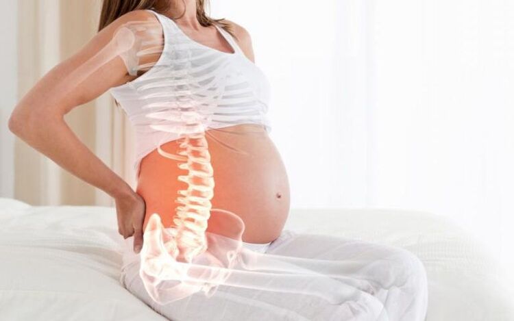 Las mujeres embarazadas experimentan dolor en la columna entre los omóplatos debido al aumento de la tensión en los músculos de la espalda. 