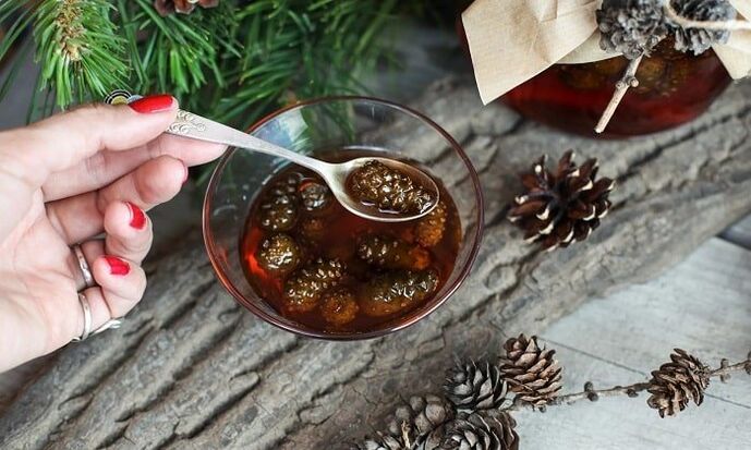 Tintura a base de yemas de pino para el tratamiento domiciliario de la osteocondrosis cervical.